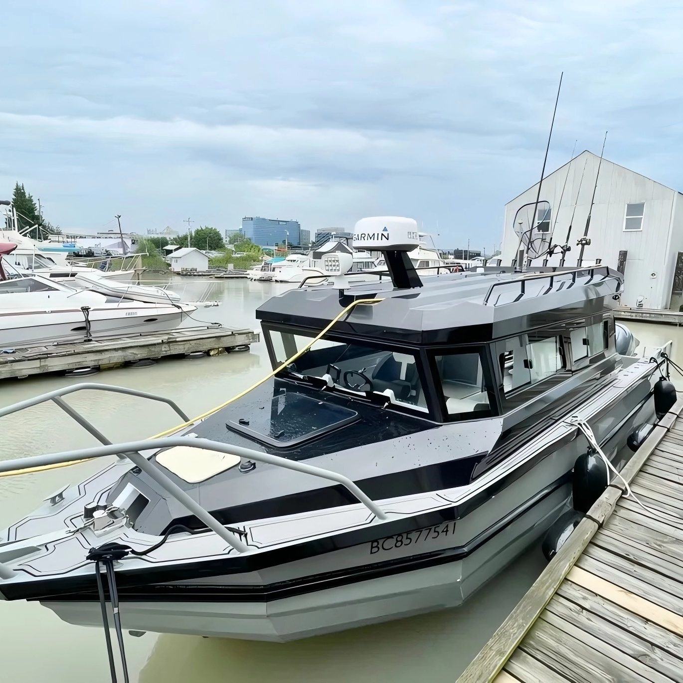 Лодка Easycraft 9 м с передней дверью и полной каютой