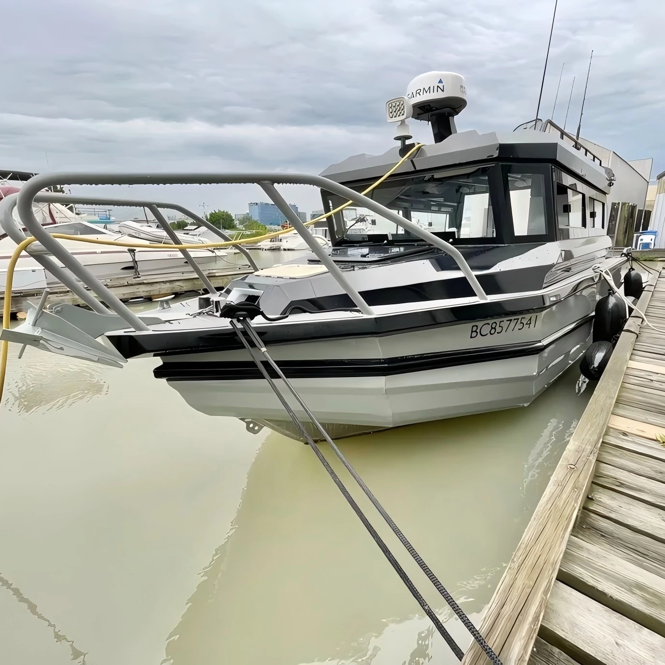 Лодка Easycraft 9 м с передней дверью и полной каютой